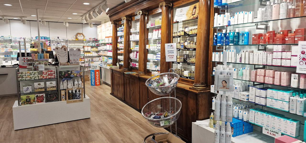 L’interno luminoso della Farmacia di Briga