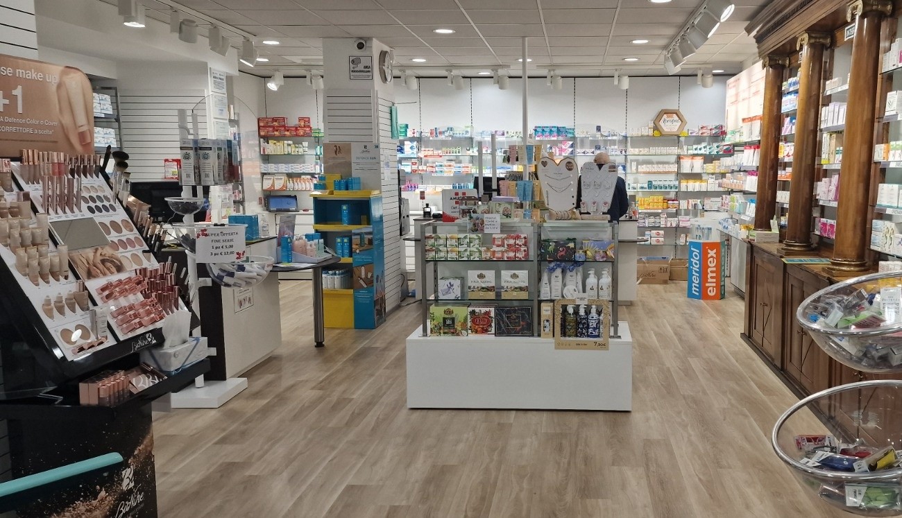 L’interno luminoso della Farmacia di Briga